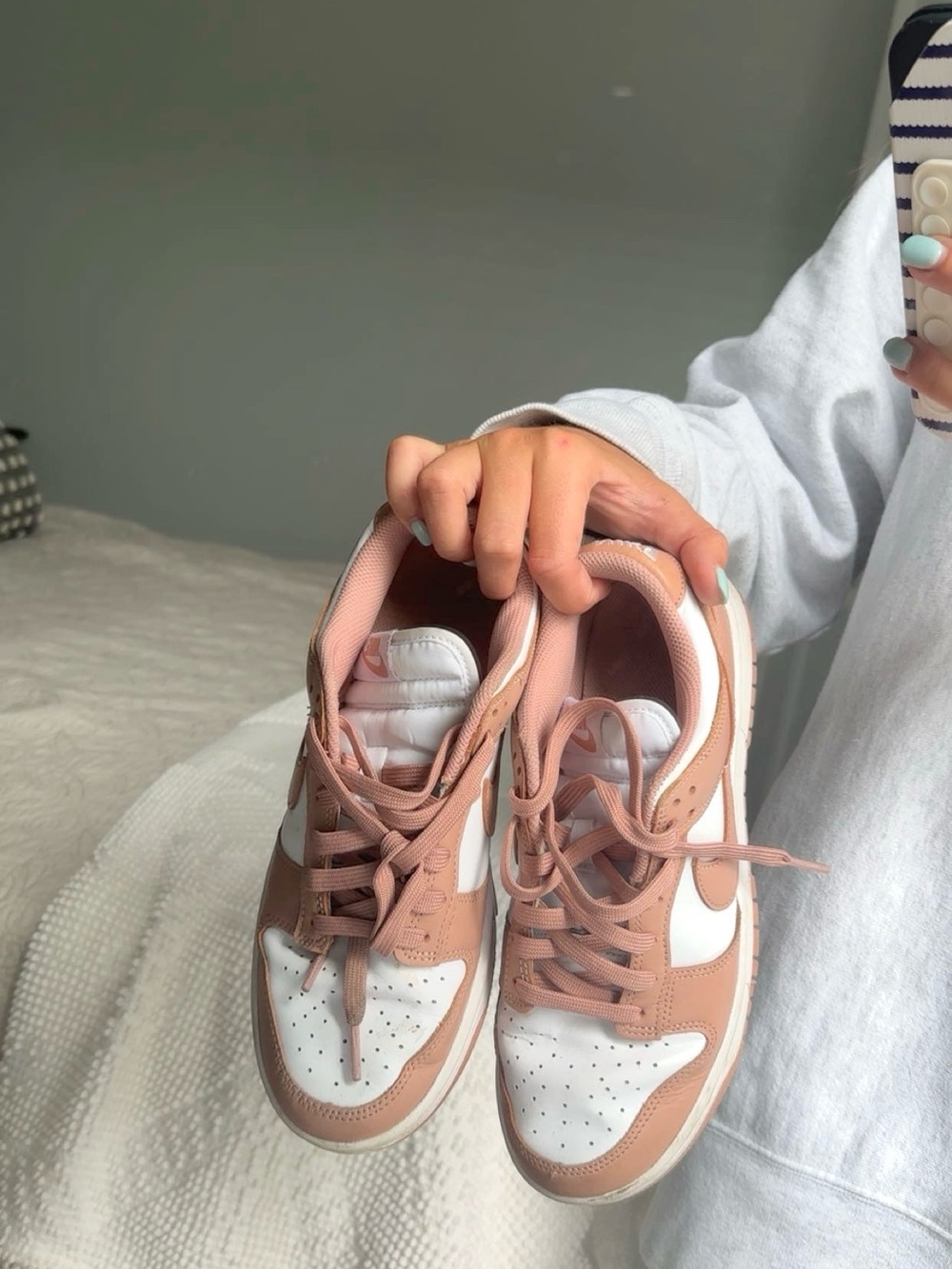 Nike Women's Low-Top dunks in rose and White - Picture 2 of 3